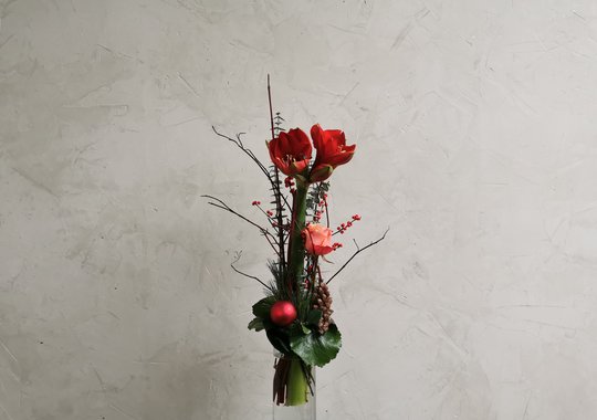 Festlicher, dünner Strauß mit roten Blumen.