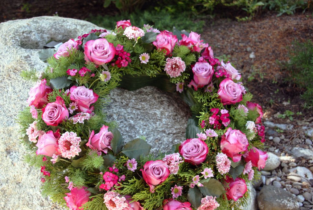 Trauerkranz aus rosanen Blumen