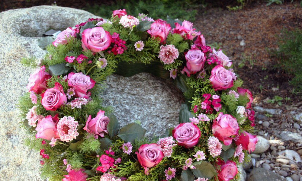 Trauerkranz aus rosanen Blumen